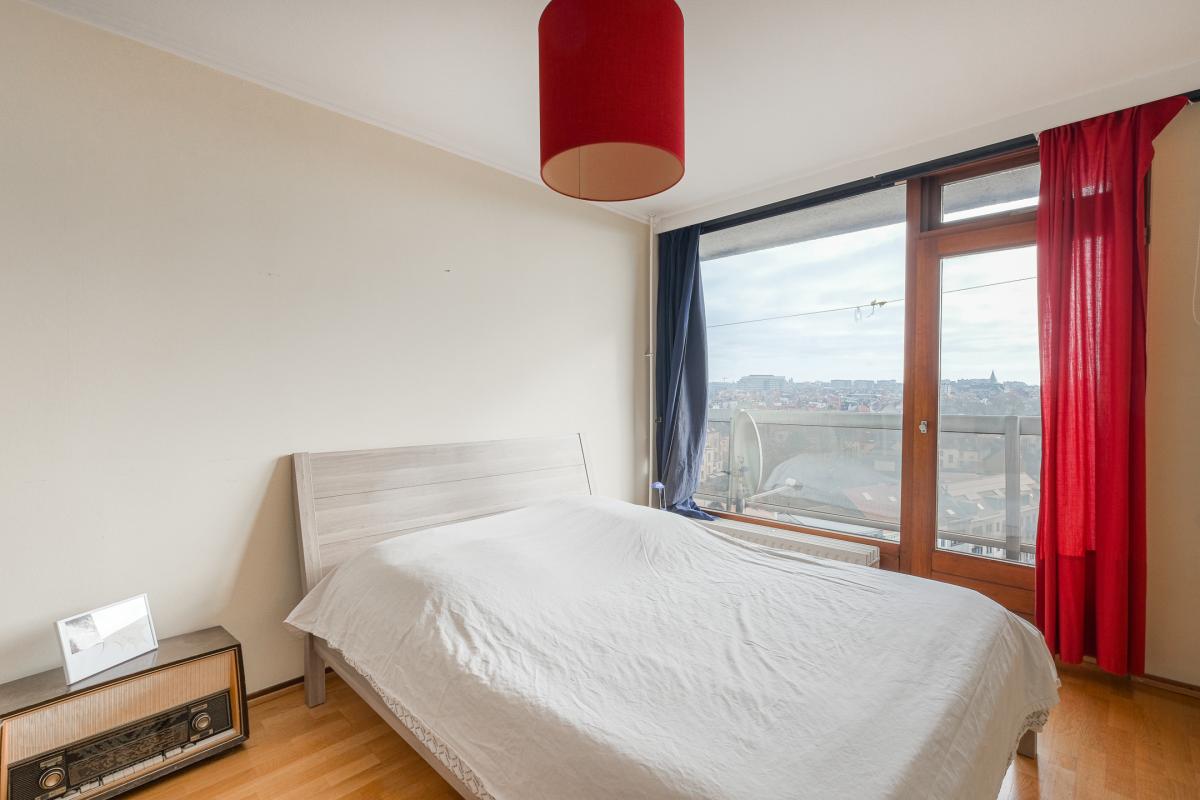 SOUS COMPROMIS - Place Jourdan: superbe appartement 2ch + 2 terr parking
