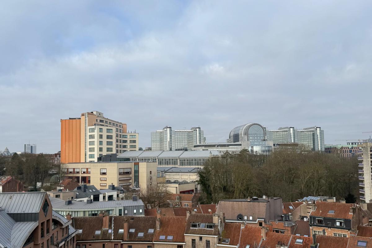 SOUS COMPROMIS - Place Jourdan: superbe appartement 2ch + 2 terr parking