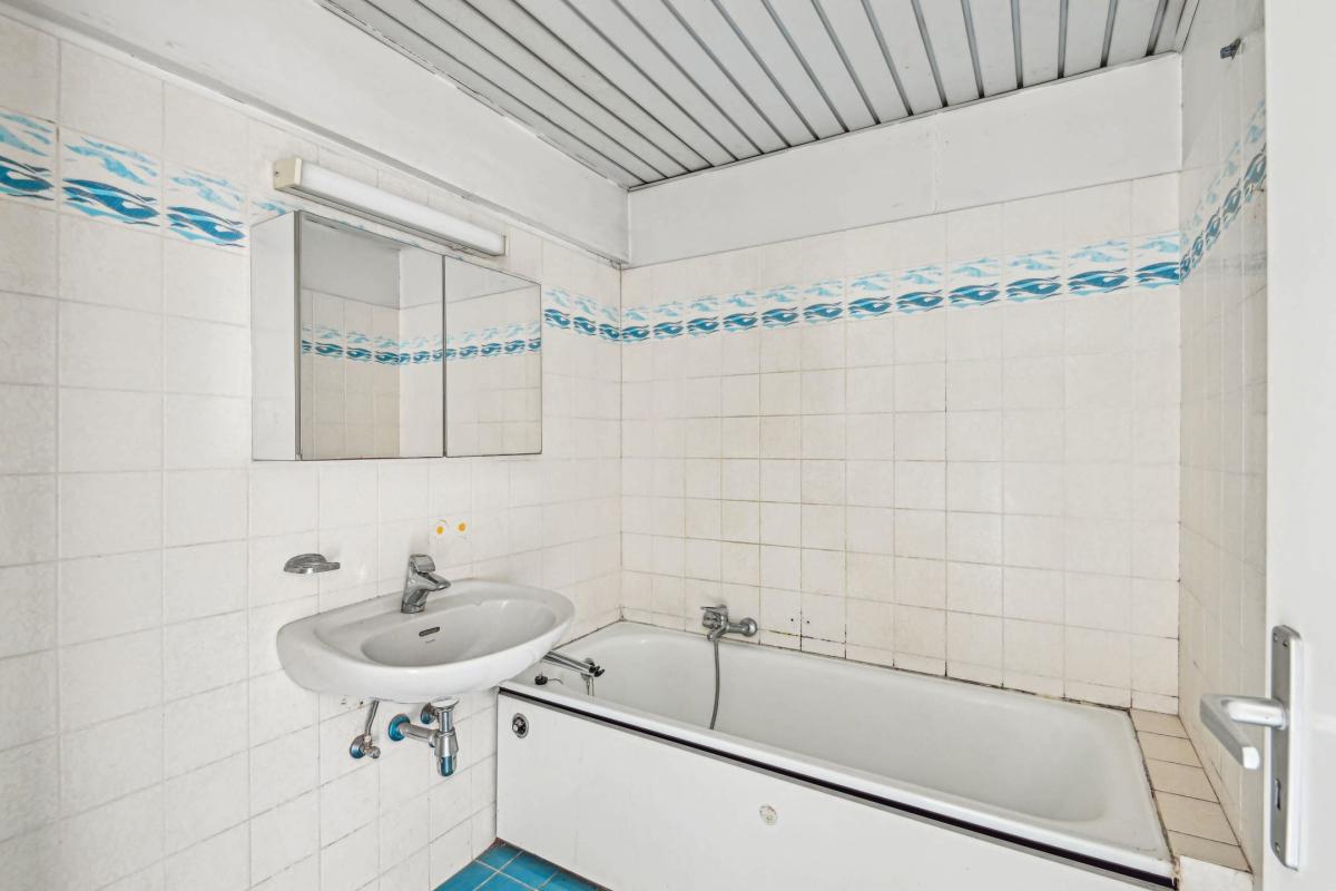 SOUS OFFRE ! Bascule : Appartement à rénover avec terrasses 
