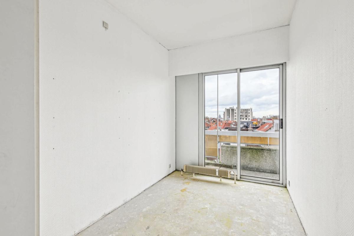 SOUS OFFRE ! Bascule : Appartement à rénover avec terrasses 