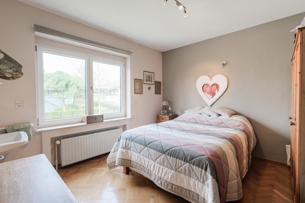 SOUS OFFRE !! Sapinière : Superbe maison 4 chambres, bureau + beau jardin 