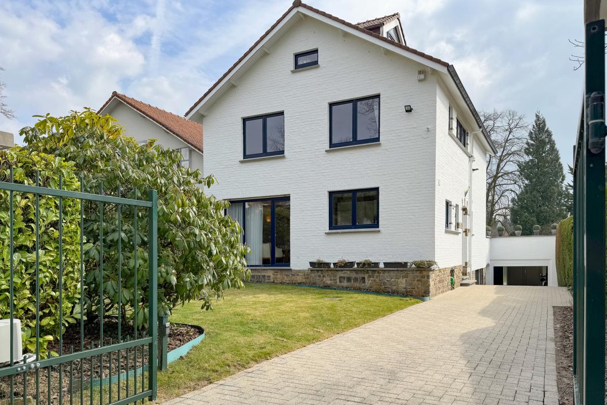 SOUS OFFRE !! Sapinière : Superbe maison 4 chambres, bureau + beau jardin 
