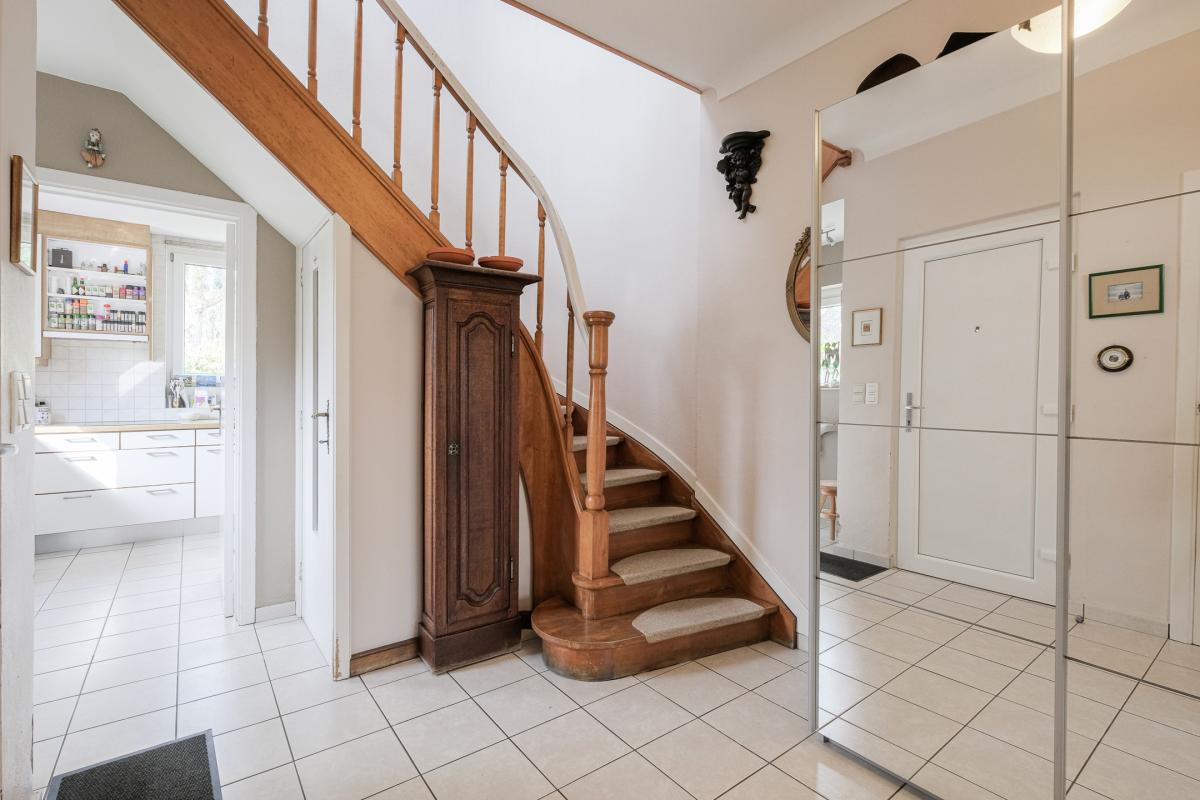 SOUS OFFRE !! Sapinière : Superbe maison 4 chambres, bureau + beau jardin 