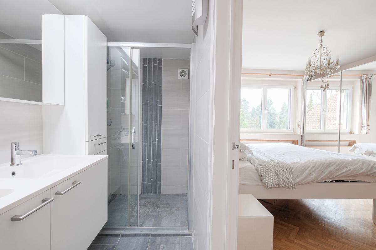 SOUS OFFRE !! Sapinière : Superbe maison 4 chambres, bureau + beau jardin 