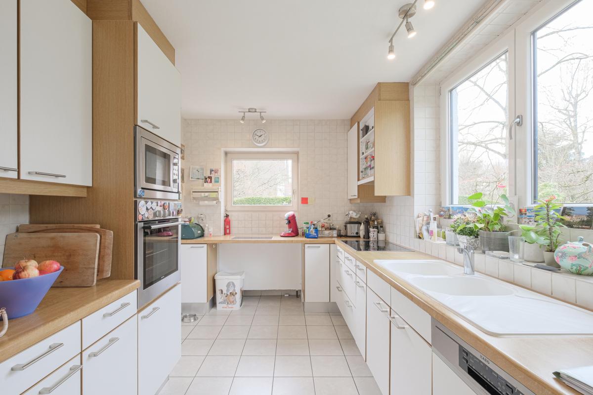 SOUS OFFRE !! Sapinière : Superbe maison 4 chambres, bureau + beau jardin 