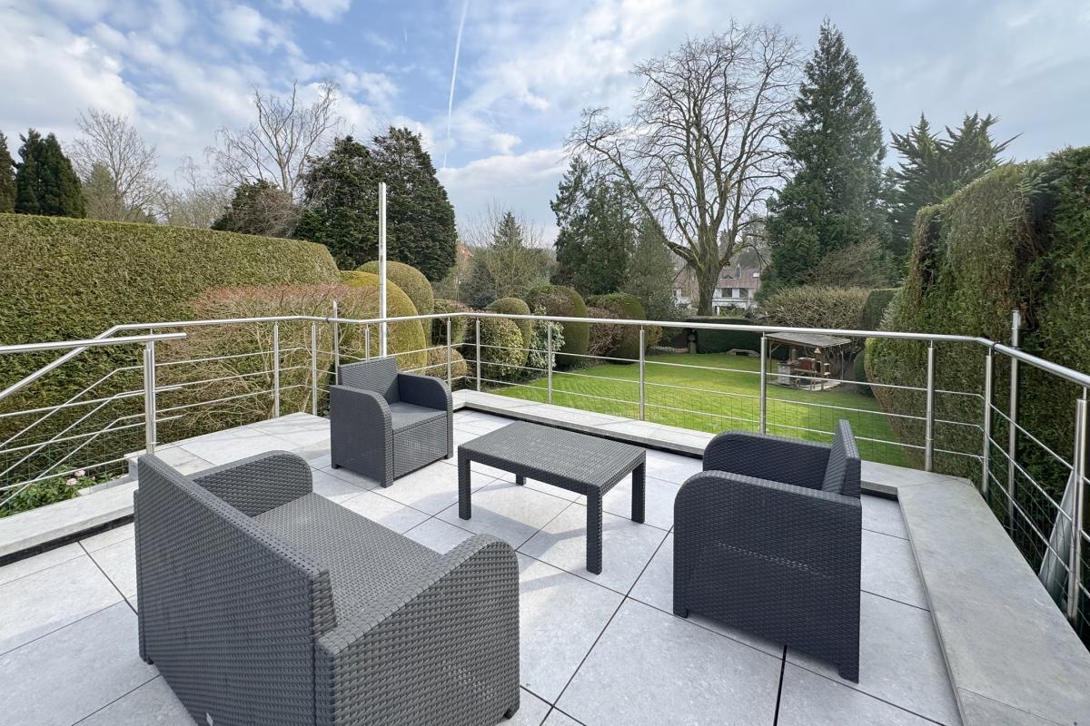 SOUS OFFRE !! Sapinière : Superbe maison 4 chambres, bureau + beau jardin 