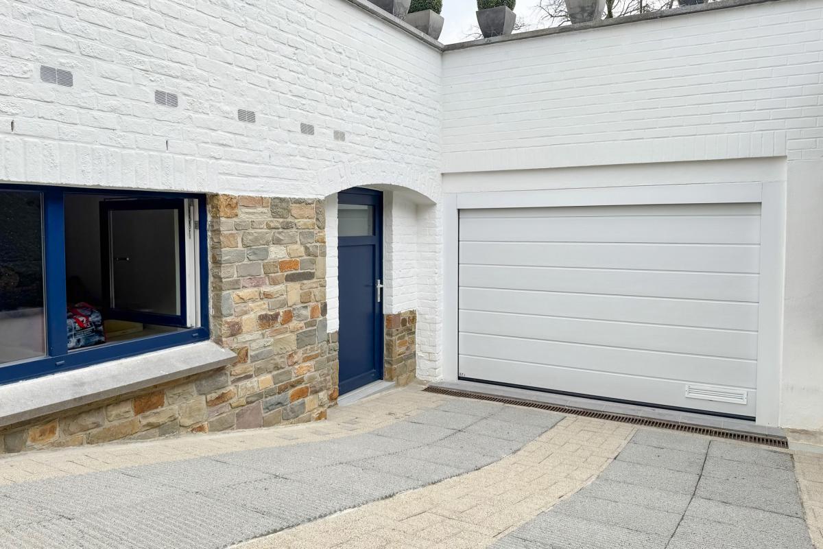SOUS OFFRE !! Sapinière : Superbe maison 4 chambres, bureau + beau jardin 