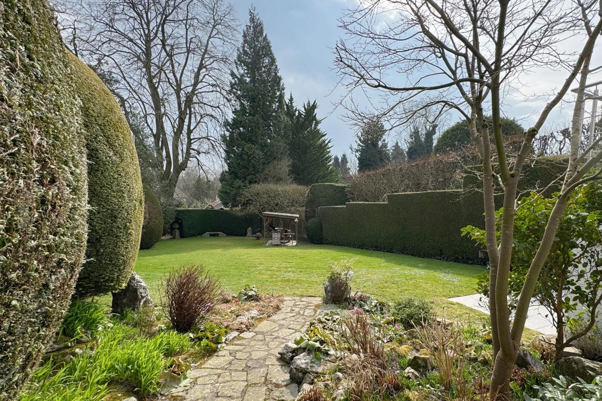 SOUS OFFRE !! Sapinière : Superbe maison 4 chambres, bureau + beau jardin 
