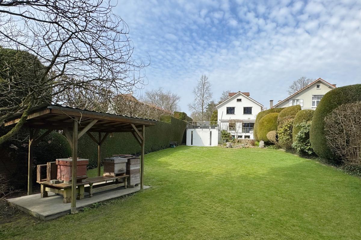 SOUS OFFRE !! Sapinière : Superbe maison 4 chambres, bureau + beau jardin 
