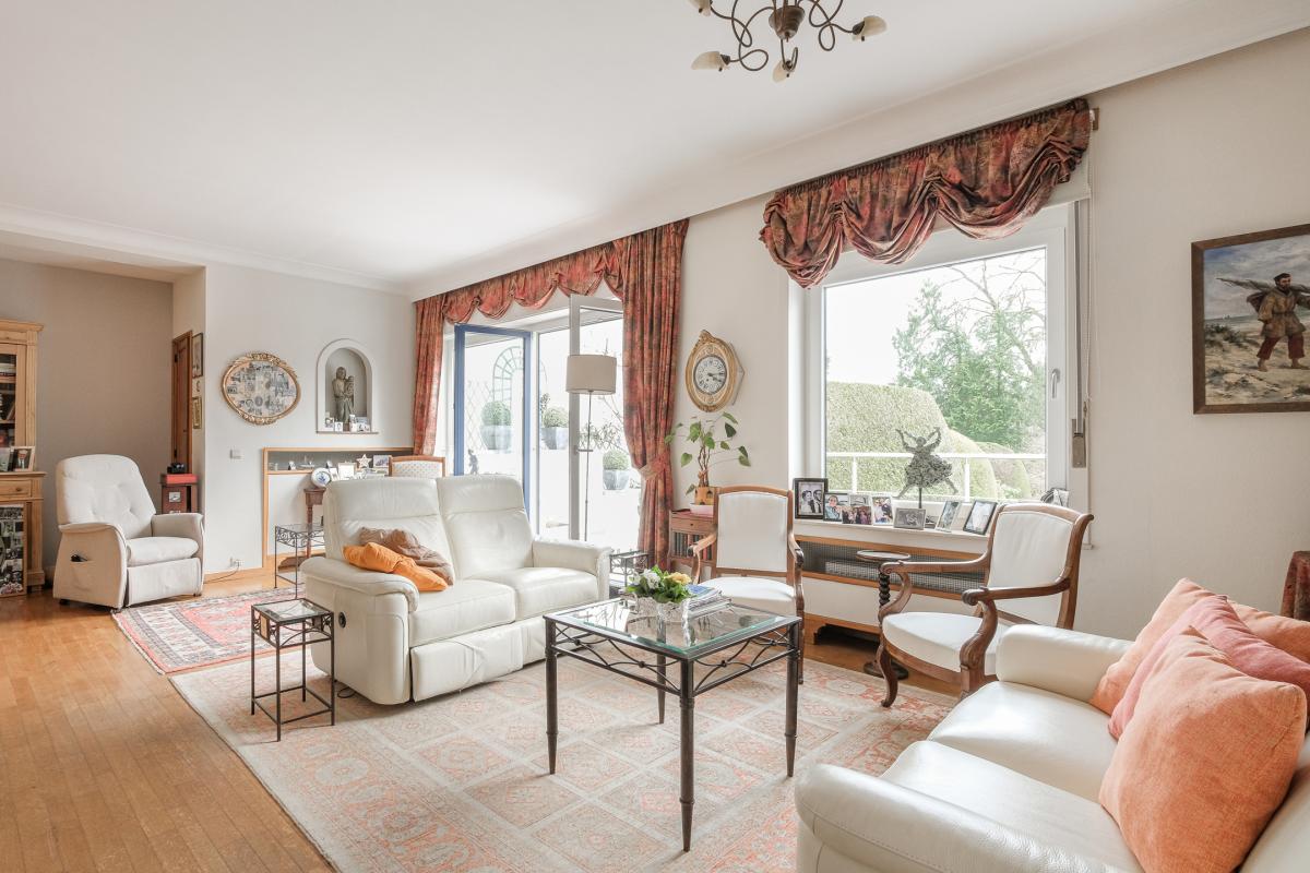 SOUS OFFRE !! Sapinière : Superbe maison 4 chambres, bureau + beau jardin 