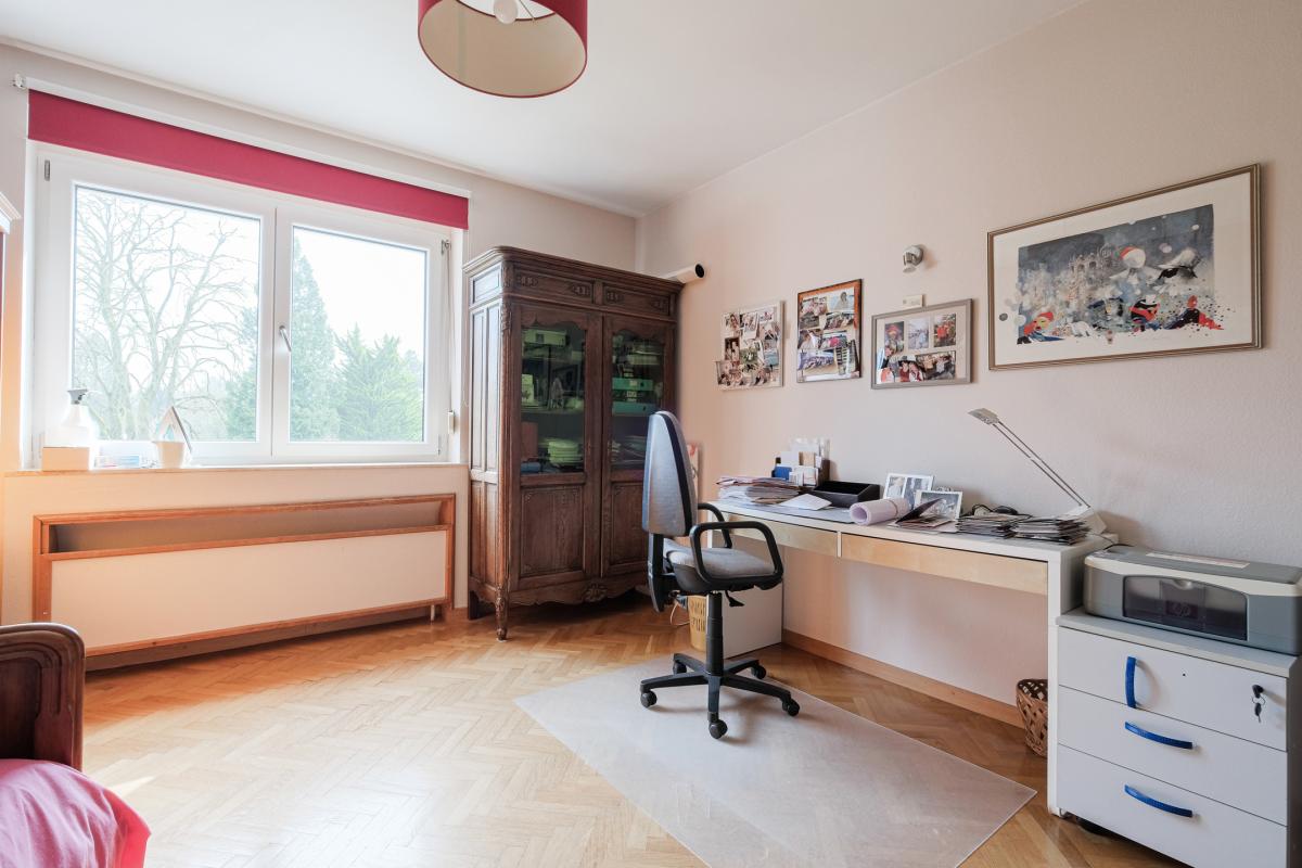 SOUS OFFRE !! Sapinière : Superbe maison 4 chambres, bureau + beau jardin 
