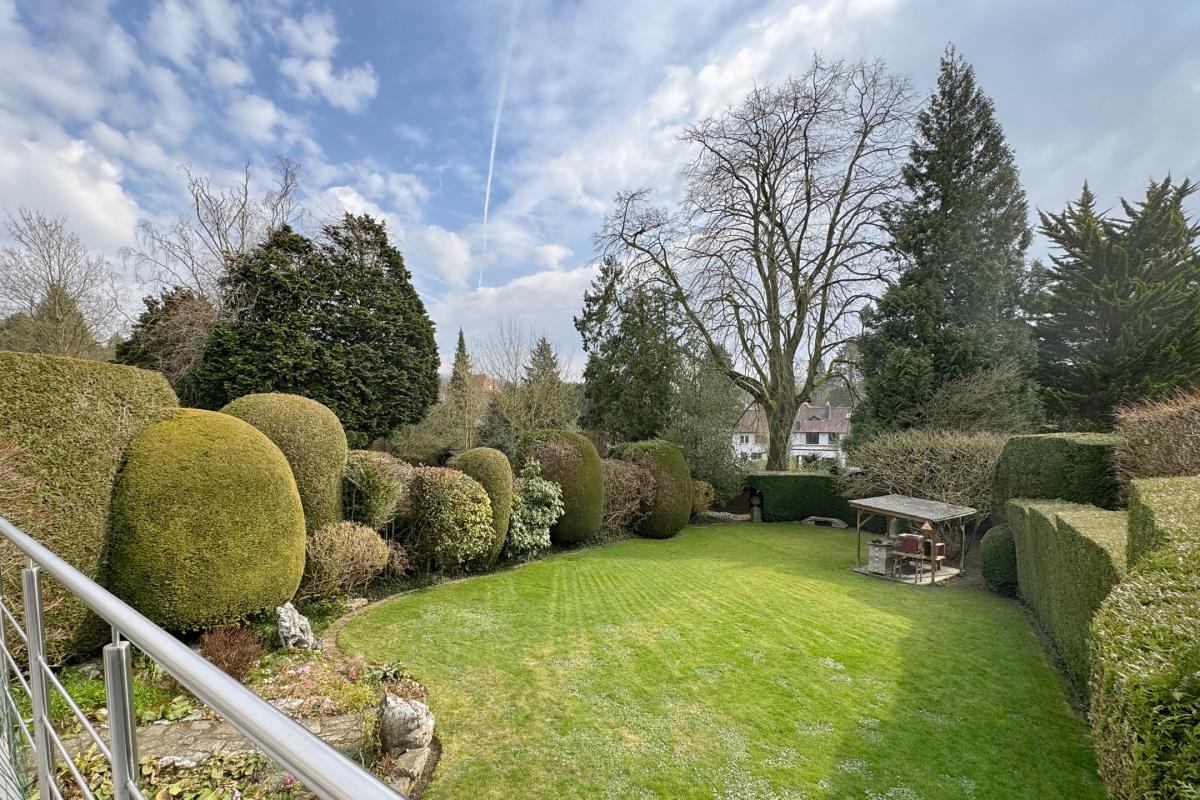 SOUS OFFRE !! Sapinière : Superbe maison 4 chambres, bureau + beau jardin 
