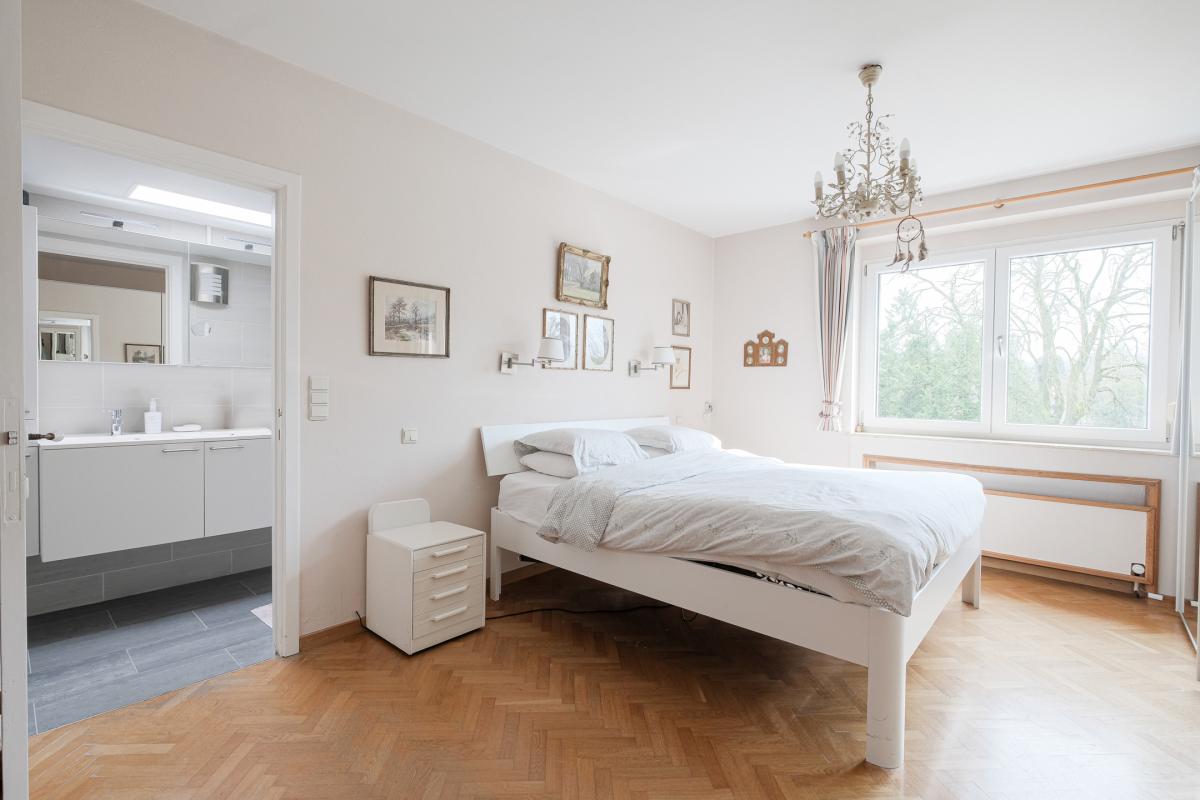 SOUS OFFRE !! Sapinière : Superbe maison 4 chambres, bureau + beau jardin 