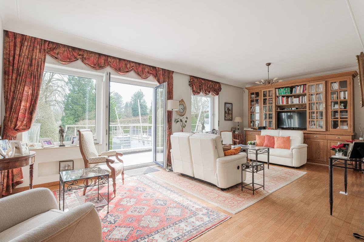 SOUS OFFRE !! Sapinière : Superbe maison 4 chambres, bureau + beau jardin 
