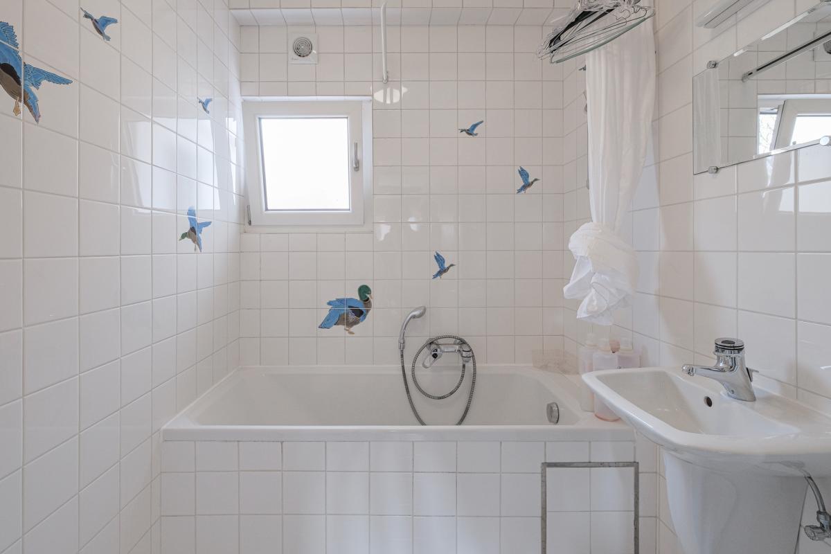 SOUS OFFRE !! Sapinière : Superbe maison 4 chambres, bureau + beau jardin 
