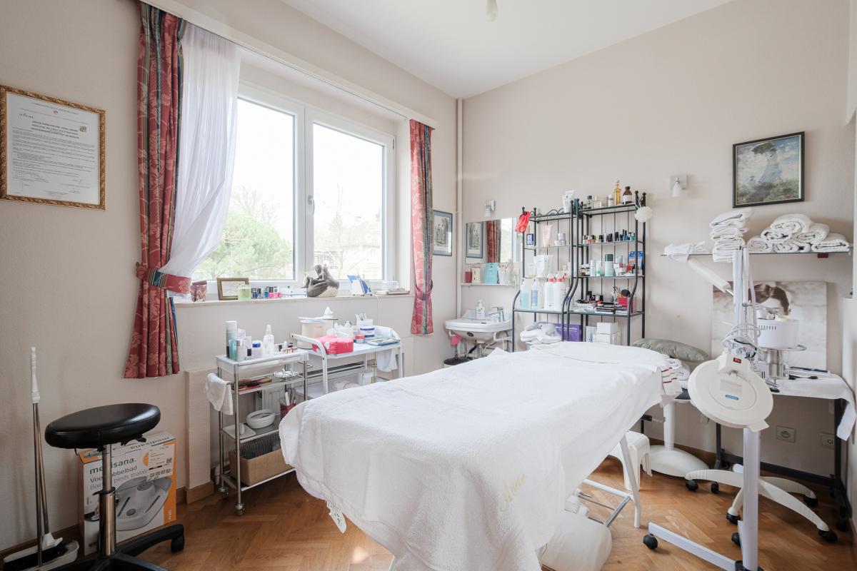 SOUS OFFRE !! Sapinière : Superbe maison 4 chambres, bureau + beau jardin 