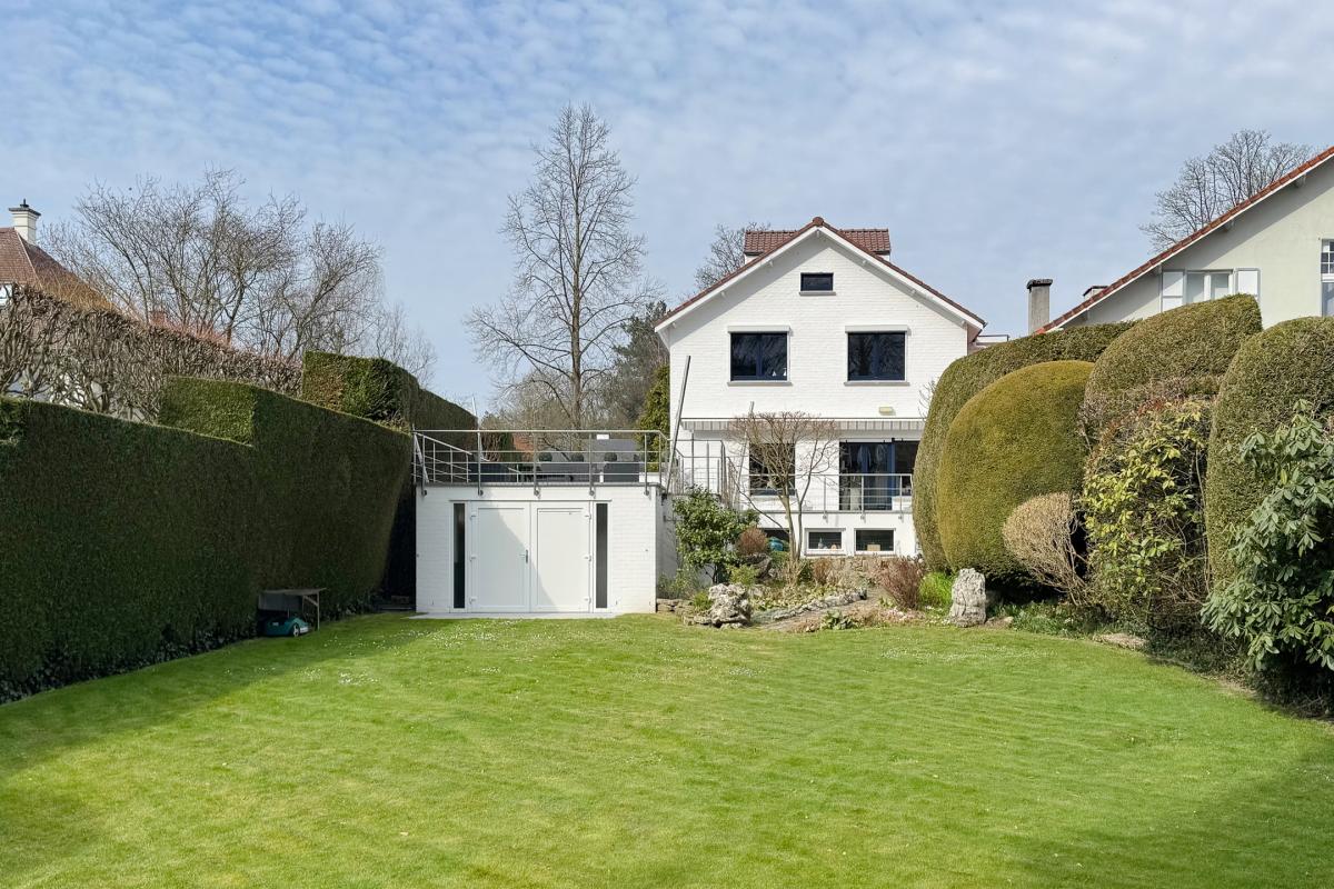 SOUS OFFRE !! Sapinière : Superbe maison 4 chambres, bureau + beau jardin 
