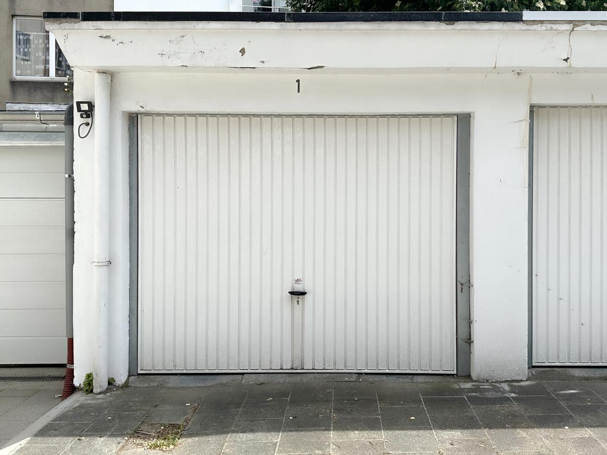 SOUS OFFRE !! Cavell/ Depage : Belle maison à rafraichir + garage 