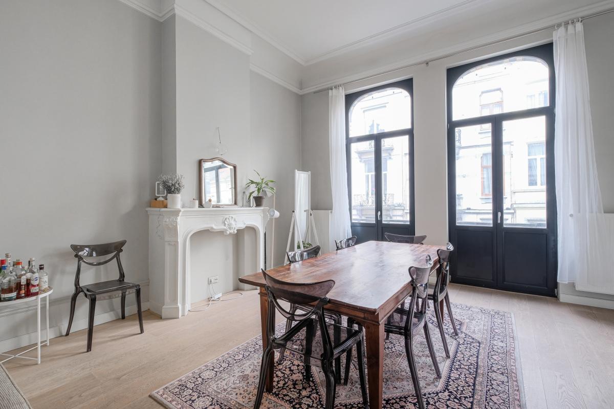 SOUS OFFRE !! Châtelain : Magnifique appartement de caractère + terrasse