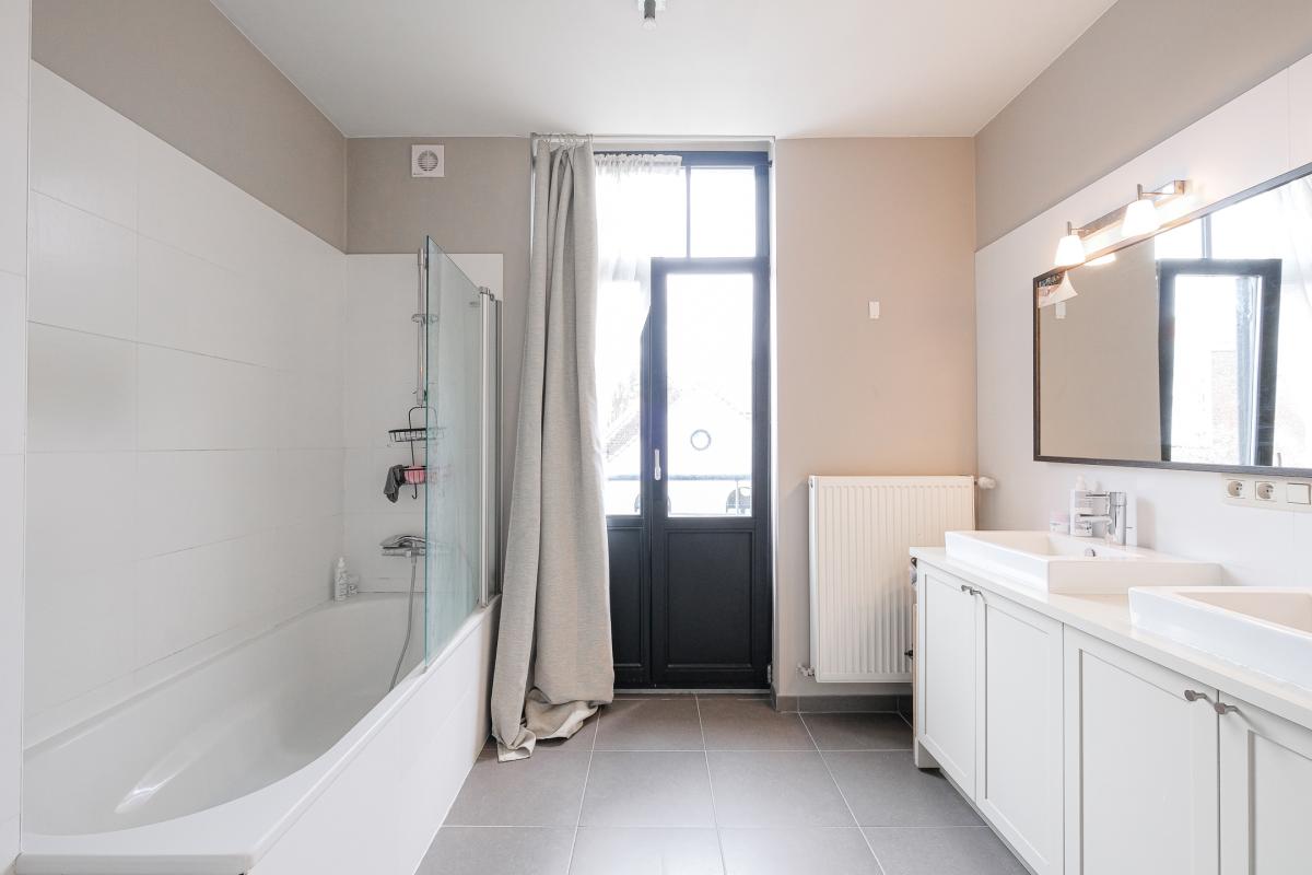 SOUS OFFRE !! Châtelain : Magnifique appartement de caractère + terrasse
