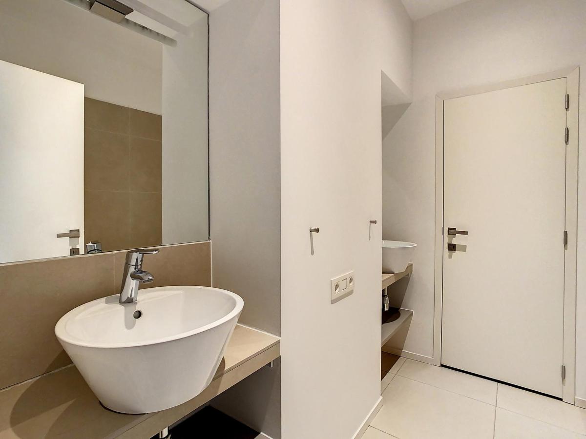 Châtelain : Beau duplex rez-de-chaussée avec jardin
