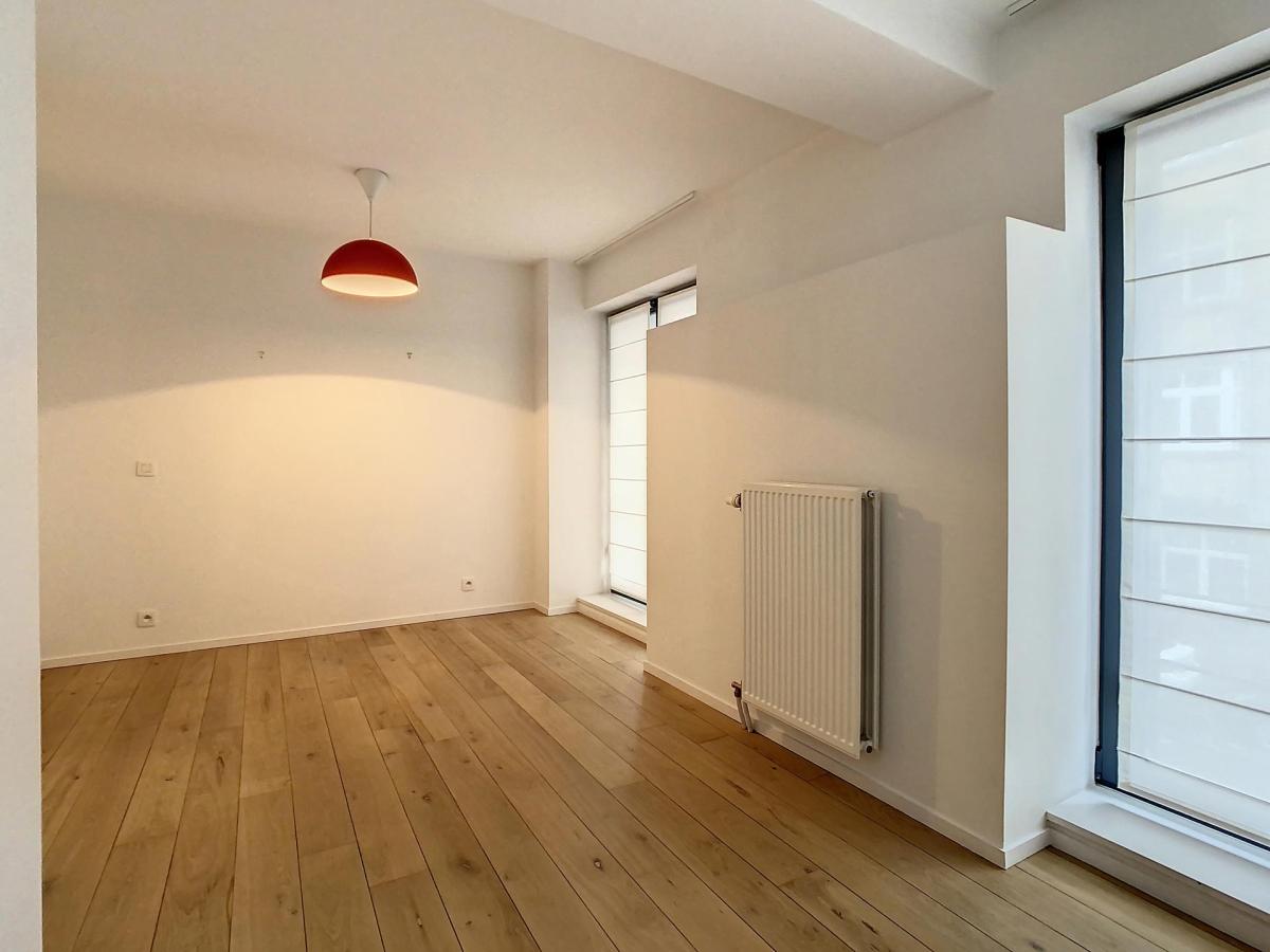 Châtelain : Beau duplex rez-de-chaussée avec jardin