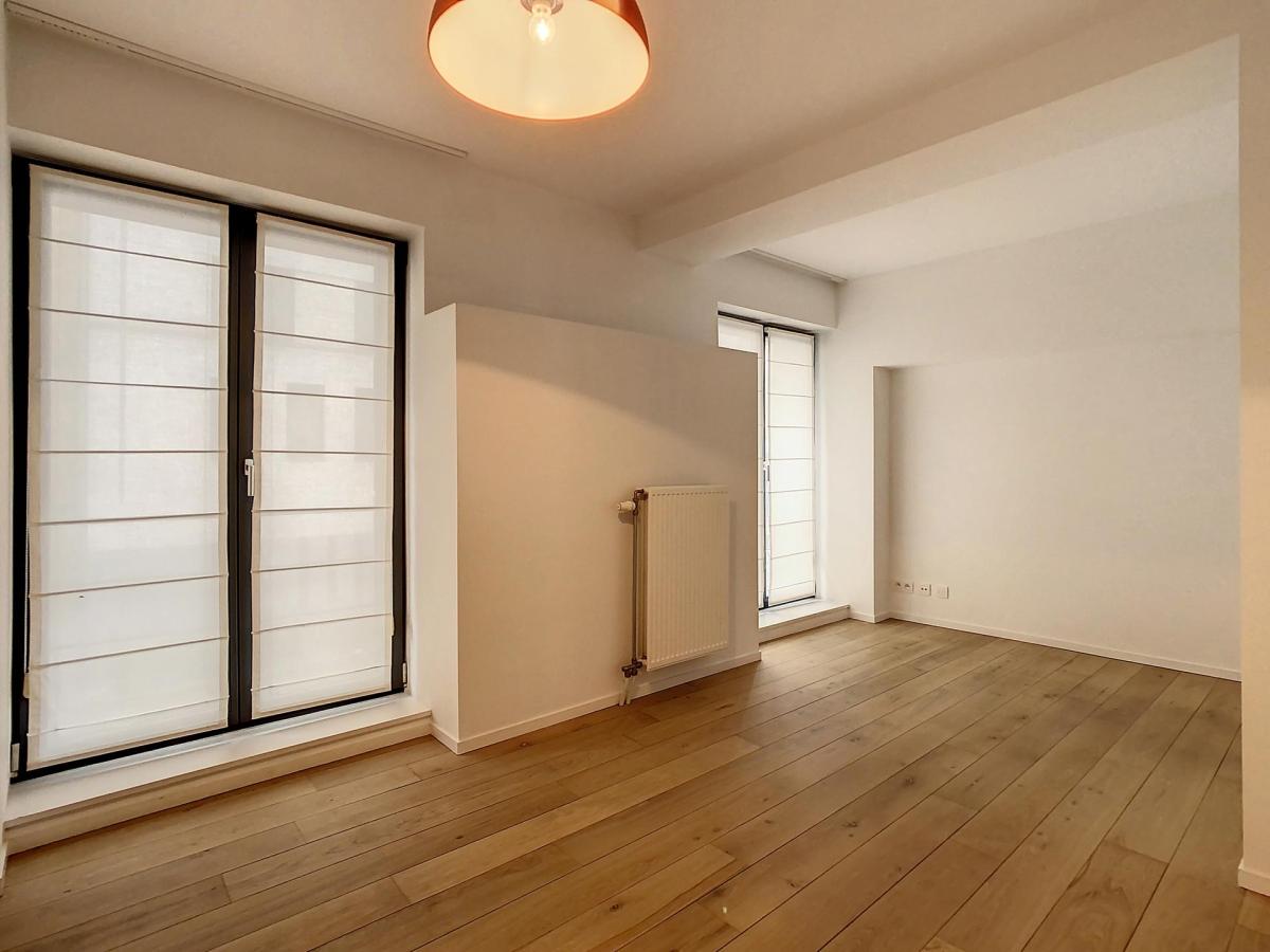 Châtelain : Beau duplex rez-de-chaussée avec jardin