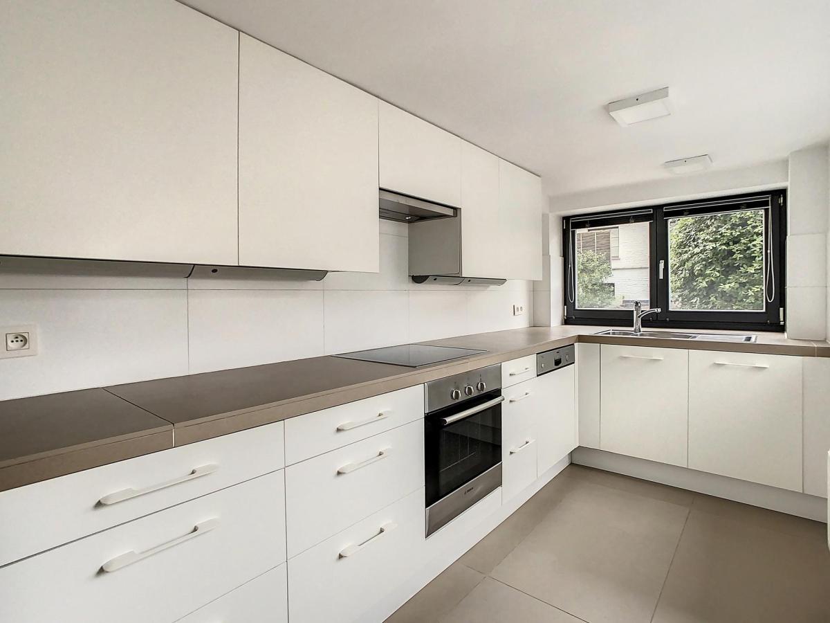 Châtelain : Beau duplex rez-de-chaussée avec jardin