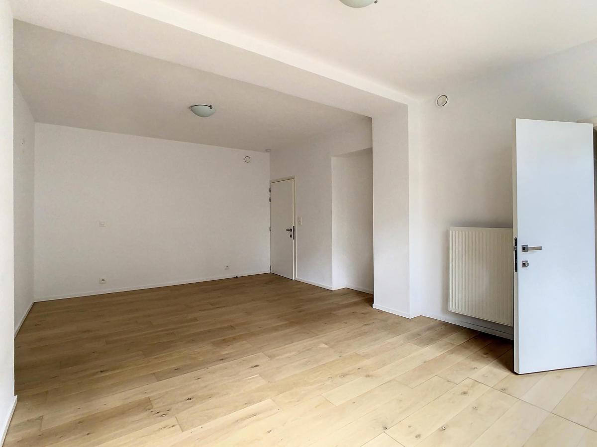 Châtelain : Beau duplex rez-de-chaussée avec jardin