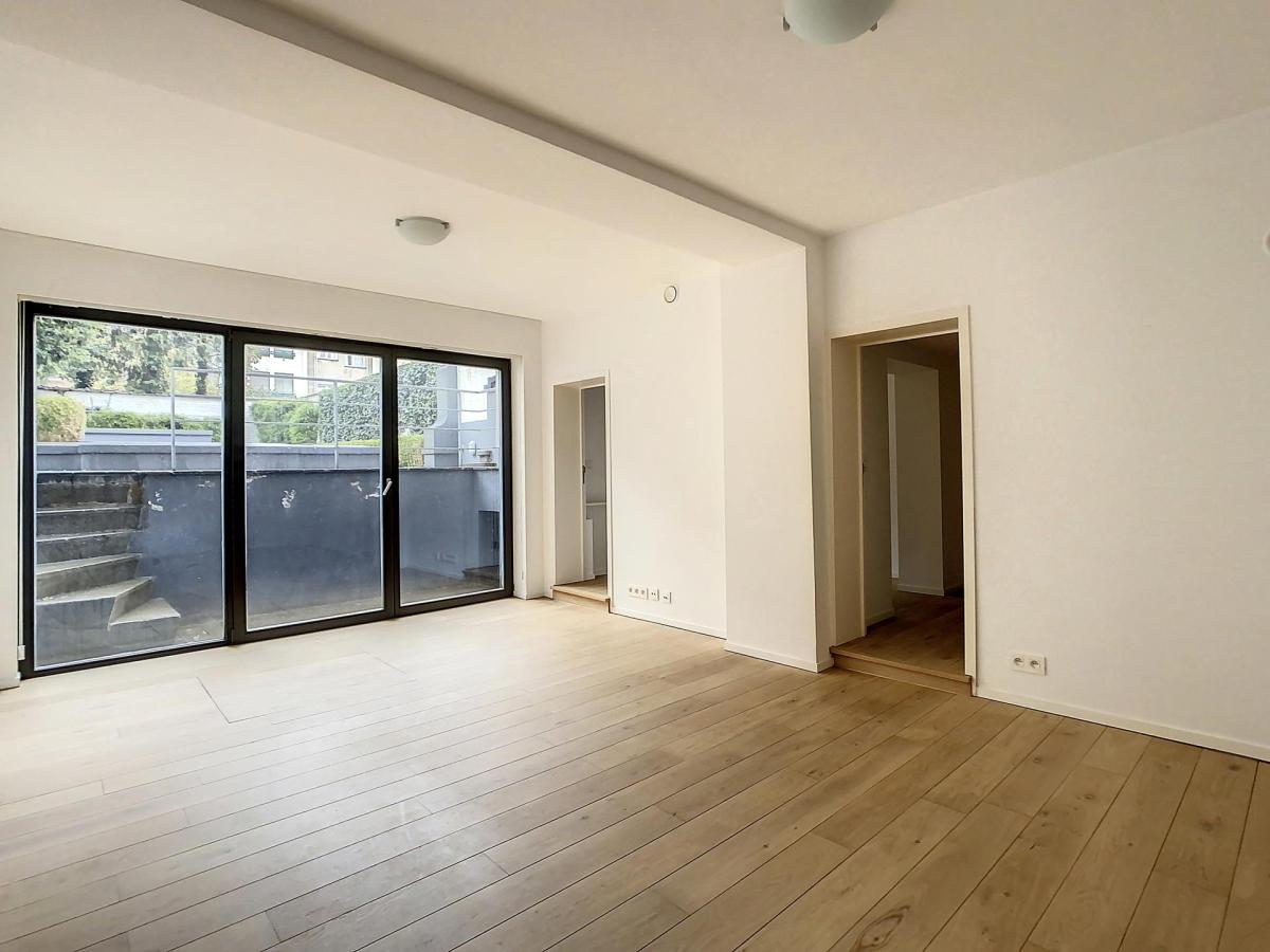 Châtelain : Beau duplex rez-de-chaussée avec jardin