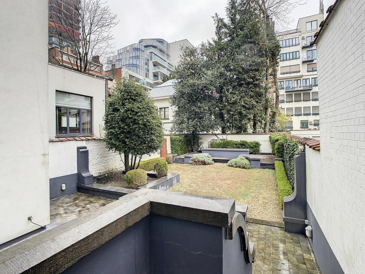 Châtelain : Beau duplex rez-de-chaussée avec jardin