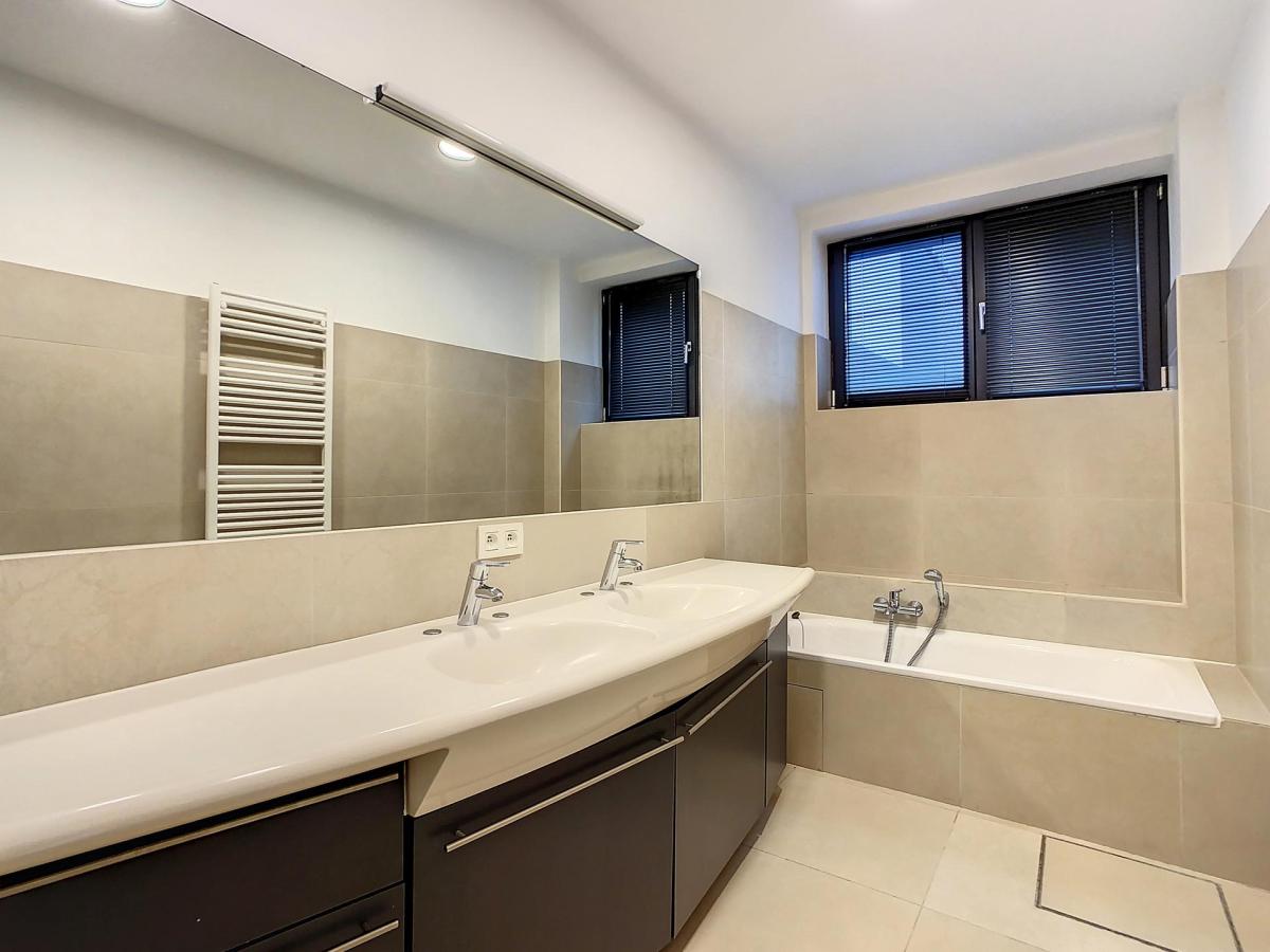 Châtelain : Beau duplex rez-de-chaussée avec jardin