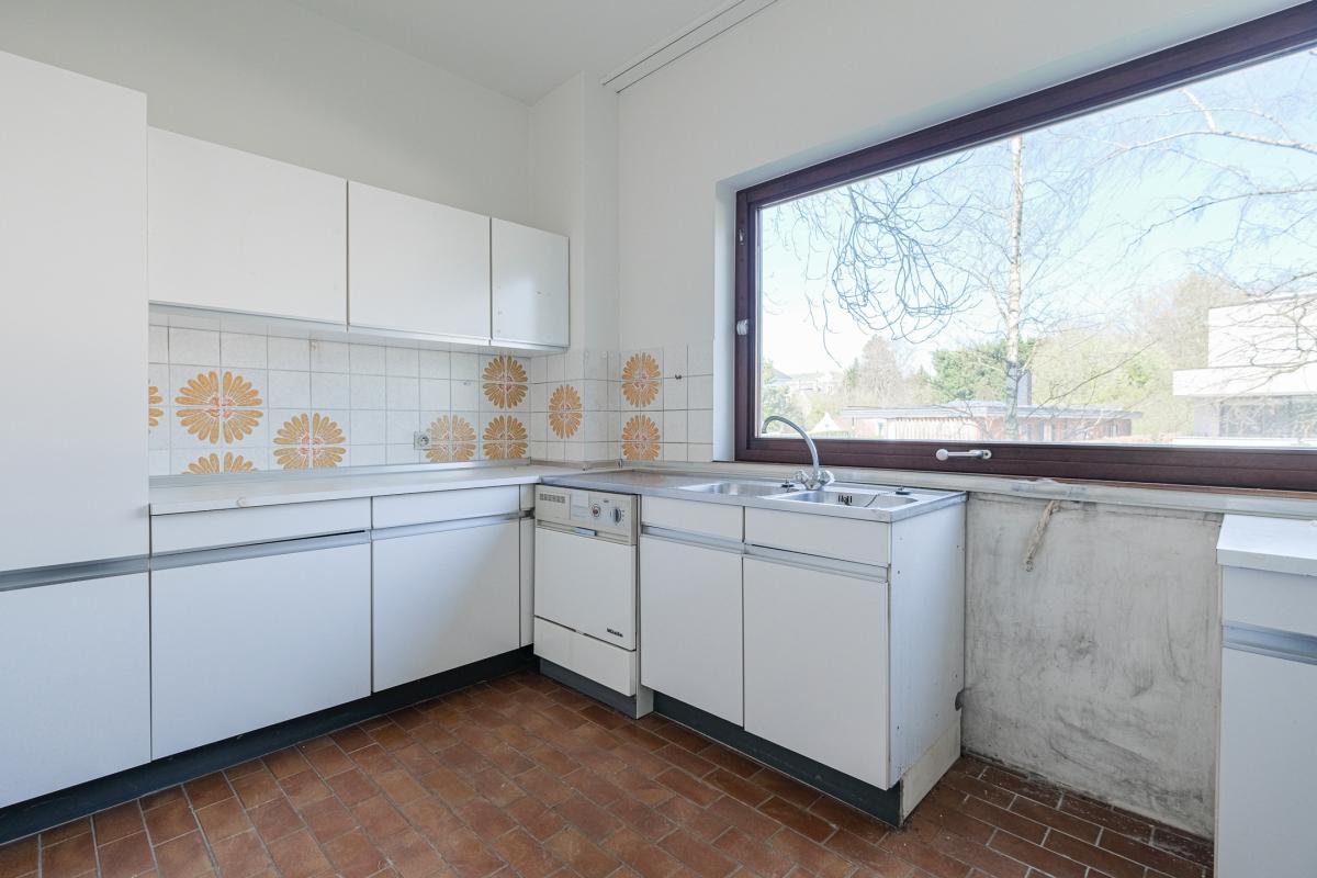 SOUS OFFRE !! Cavell/Langeveld: Appartement à rénover 3 chambres +terrasse