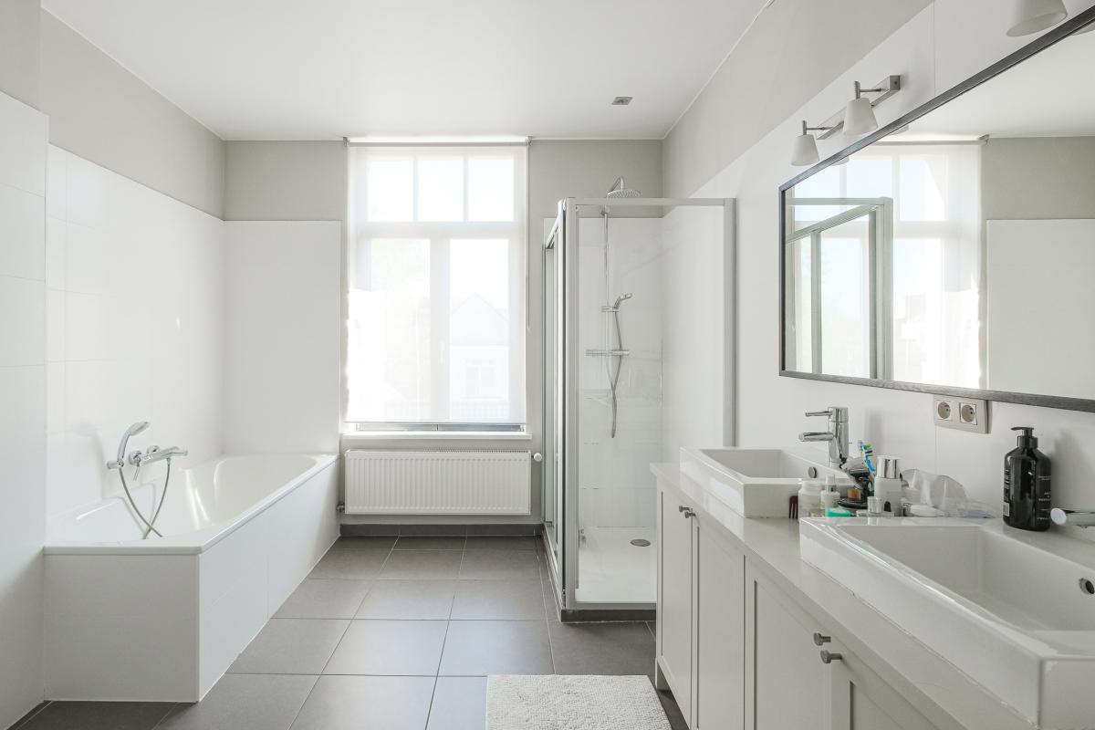 SOUS OFFRE !! Châtelain : Magnifique duplex penthouse rénové + terrasses