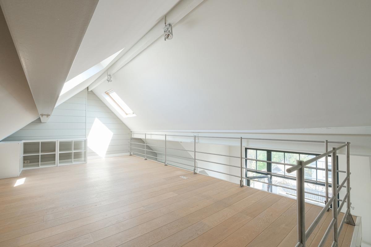 SOUS OFFRE !! Châtelain : Magnifique duplex penthouse rénové + terrasses