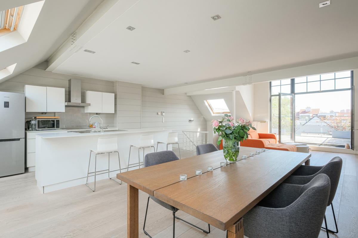 SOUS OFFRE !! Châtelain : Magnifique duplex penthouse rénové + terrasses