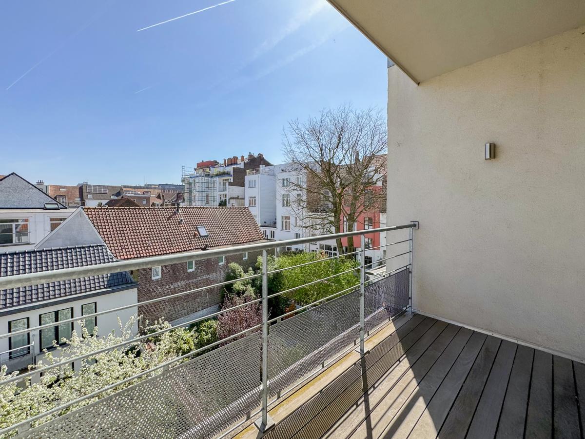 SOUS OFFRE !! Châtelain : Magnifique duplex penthouse rénové + terrasses
