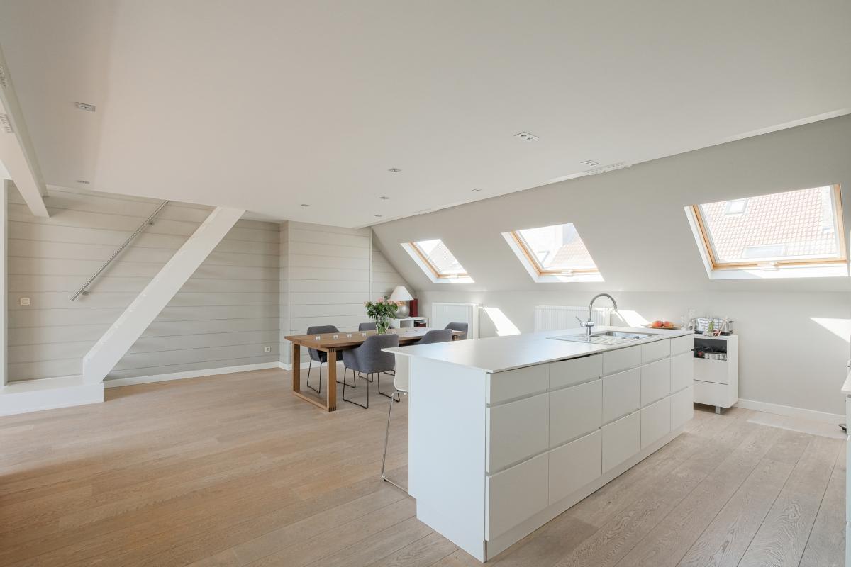 SOUS OFFRE !! Châtelain : Magnifique duplex penthouse rénové + terrasses
