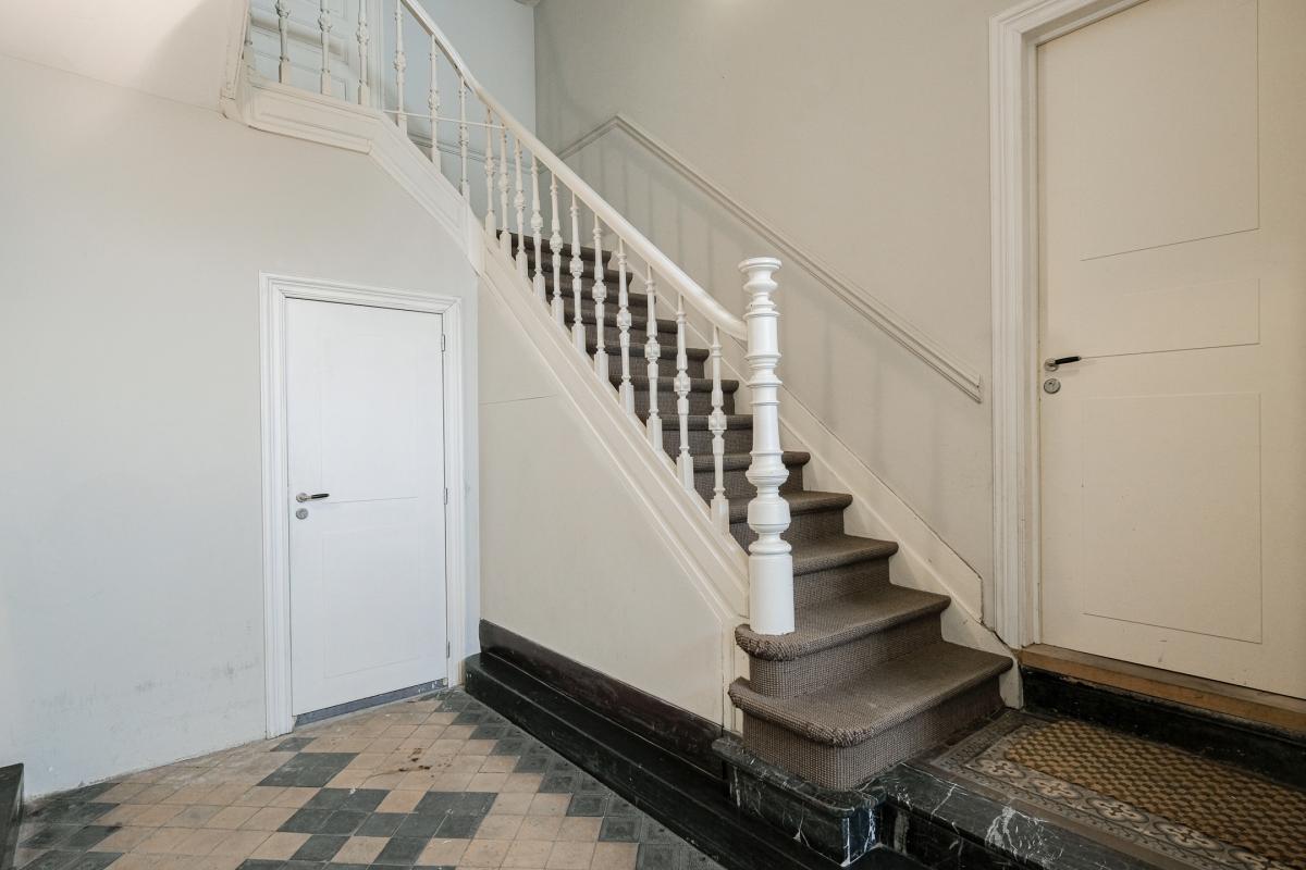 SOUS OFFRE !! Châtelain : Magnifique duplex penthouse rénové + terrasses