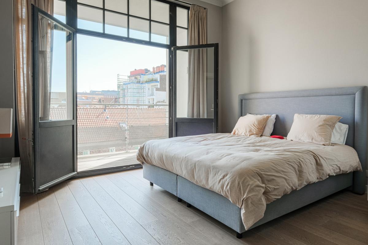 SOUS OFFRE !! Châtelain : Magnifique duplex penthouse rénové + terrasses