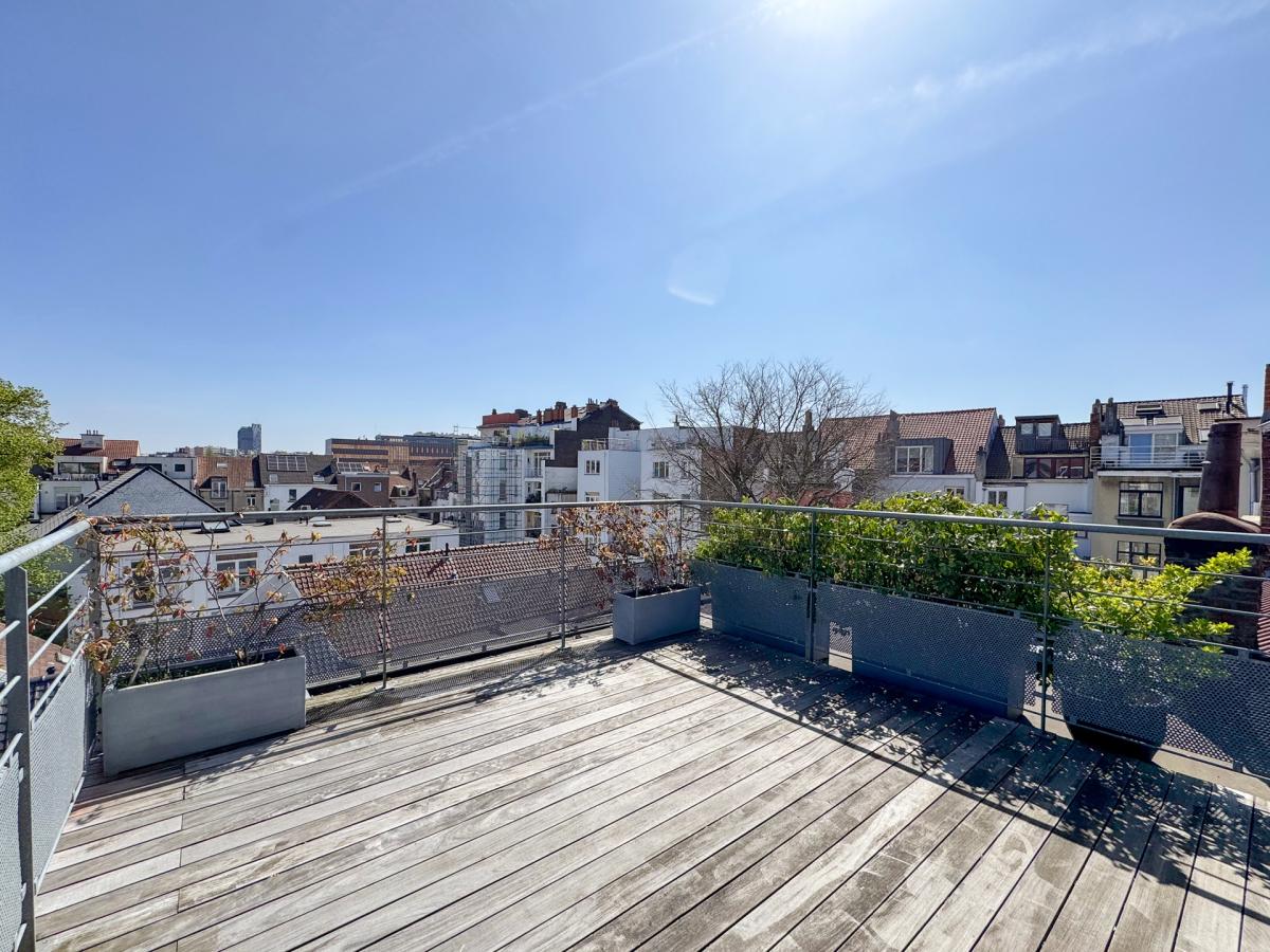SOUS OFFRE !! Châtelain : Magnifique duplex penthouse rénové + terrasses