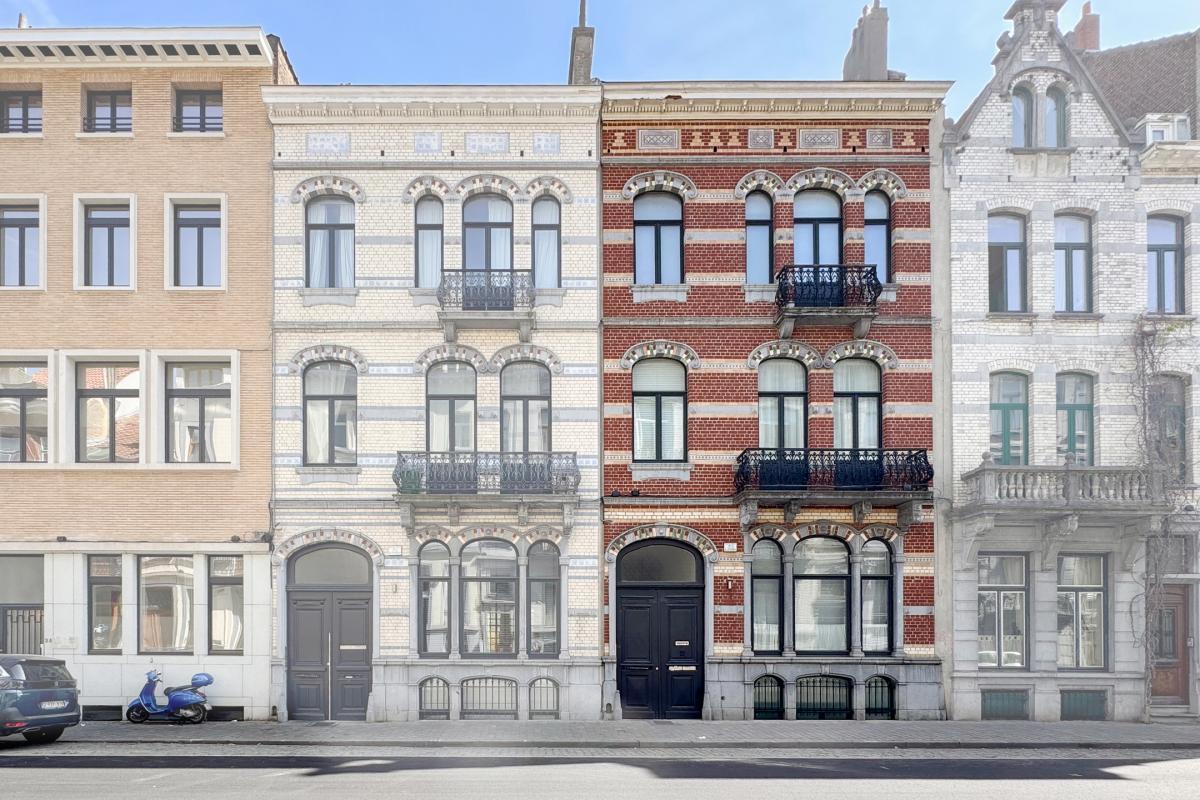 SOUS OFFRE !! Châtelain : Magnifique duplex penthouse rénové + terrasses
