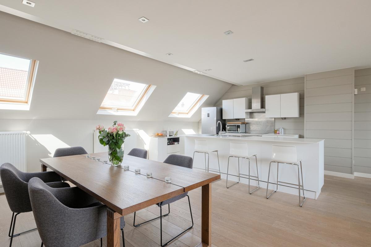 SOUS OFFRE !! Châtelain : Magnifique duplex penthouse rénové + terrasses