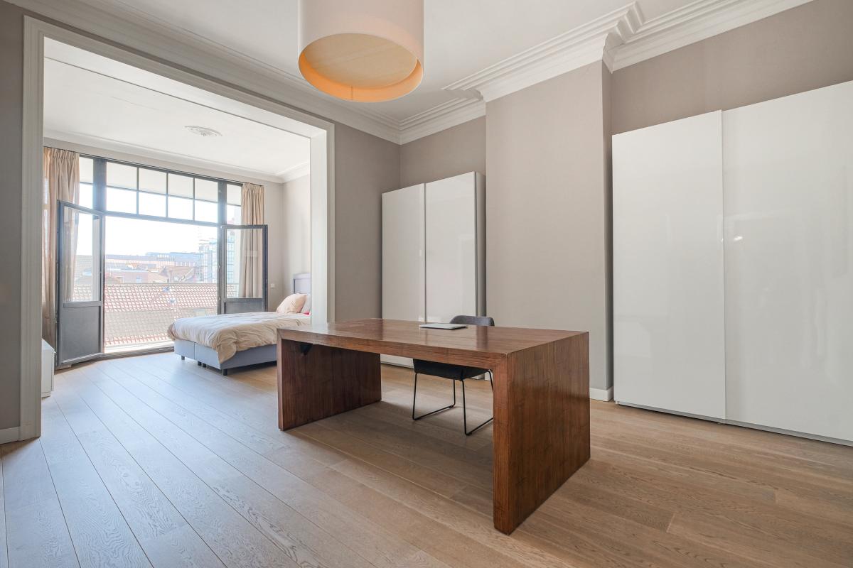 SOUS OFFRE !! Châtelain : Magnifique duplex penthouse rénové + terrasses