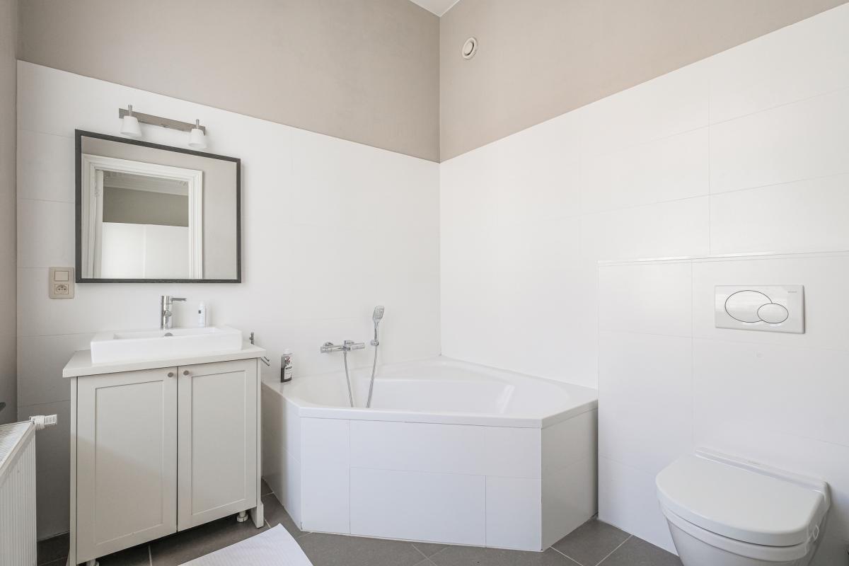 SOUS OFFRE !! Châtelain : Magnifique duplex penthouse rénové + terrasses