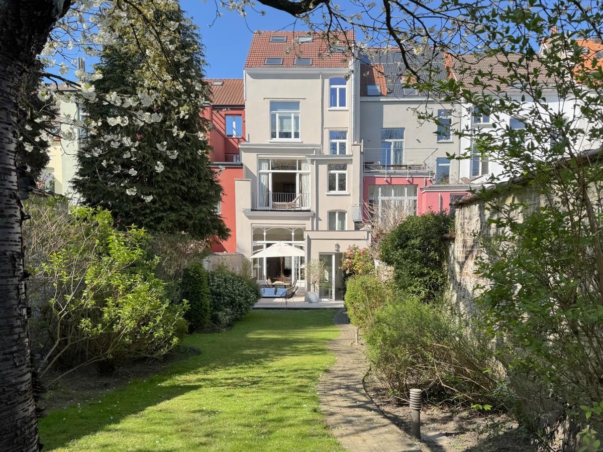 SOUS OFFRE !! Saint-Gilles : Splendide maison 5 chambres + atelier garage