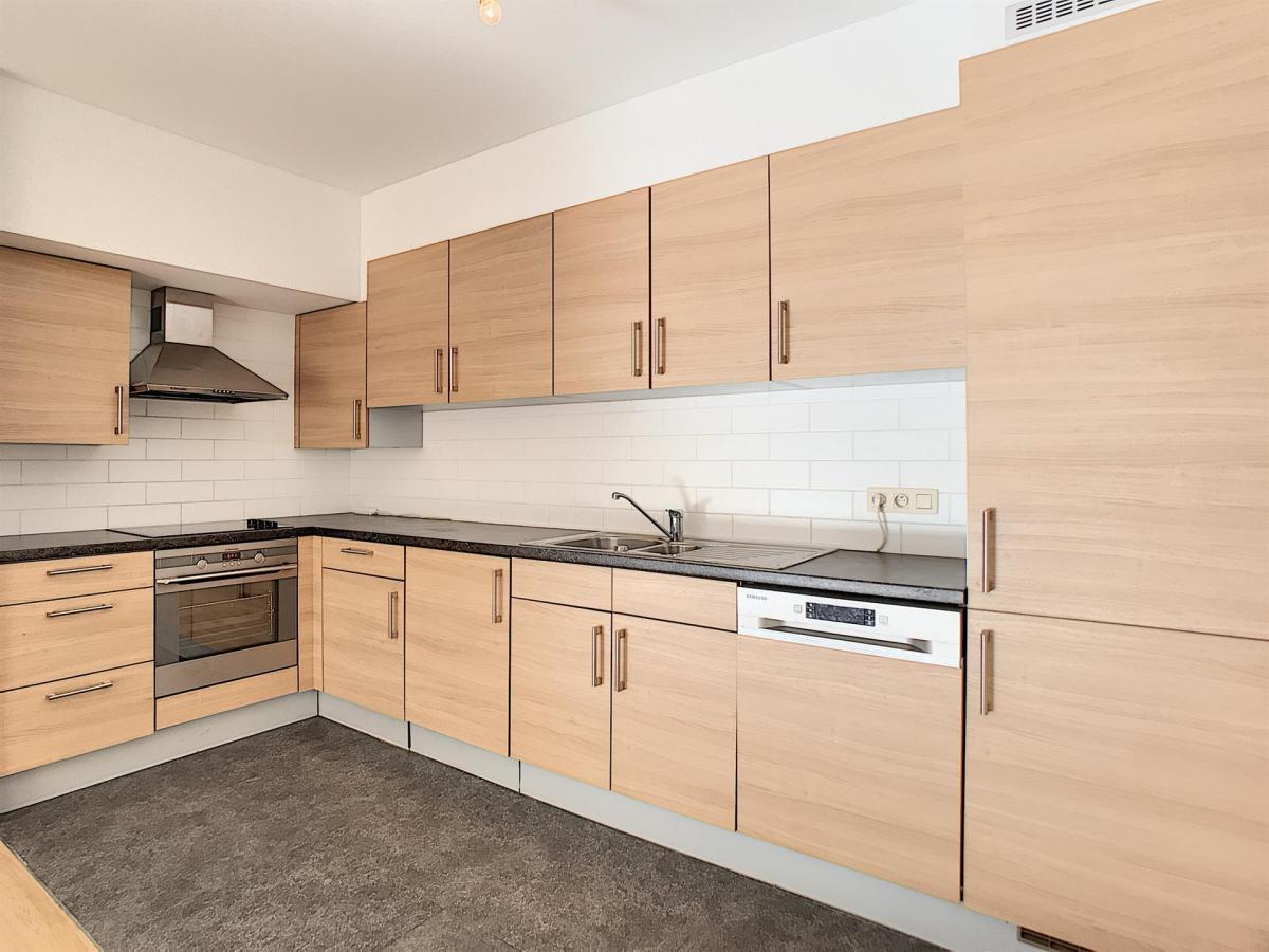 VDK/Churchill : Bel appartement moderne + balcon