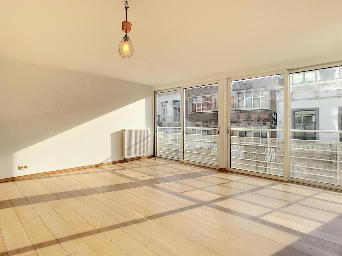 VDK/Churchill : Bel appartement moderne + balcon