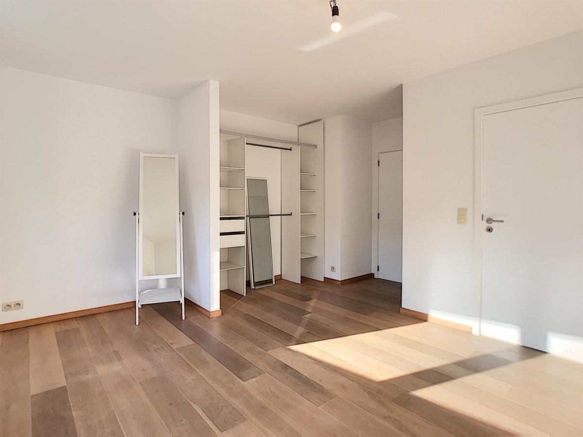 VDK/Churchill : Bel appartement moderne + balcon