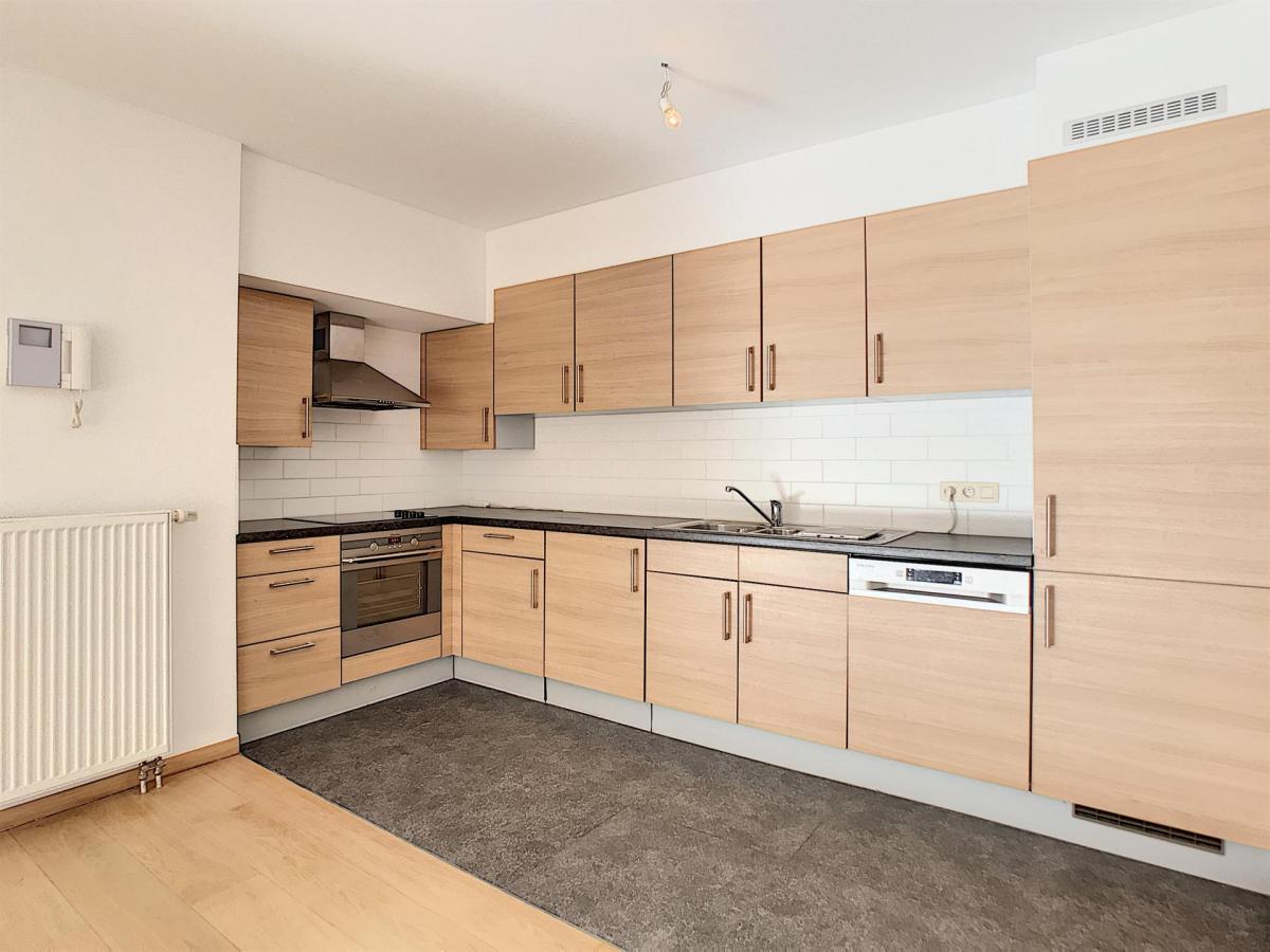 VDK/Churchill : Bel appartement moderne + balcon